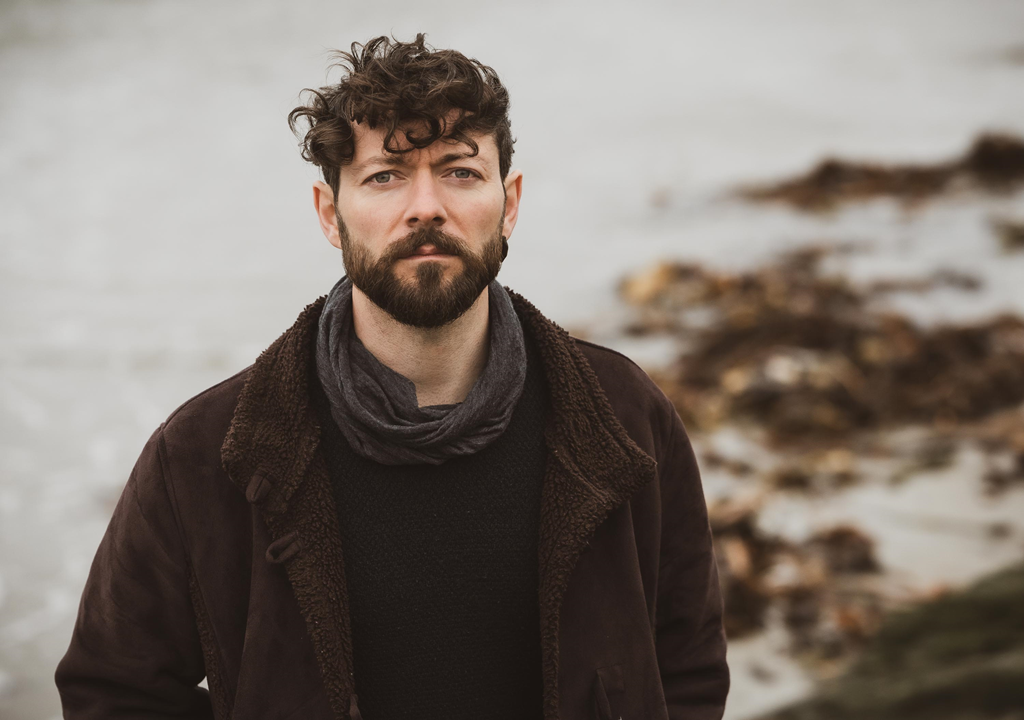 Embracing elements of traditional roots with accordions and mandolins, intertwined with synths and drums, ‘Niall McCabe’ unleashes the melodic ‘Borders’